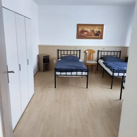 Dreibettzimmer Mit Gemeindschaftsbad *